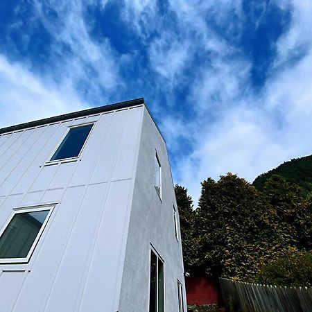 Hideaway Rima - In The Cbd Apartment ควีนส์ทาวน์ ภายนอก รูปภาพ